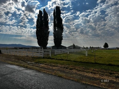 Turnkey 19.69-Acre Equestrian Estate in Modoc County - image 6
