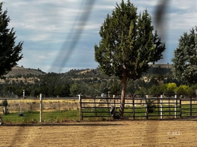 Turnkey 19.69-Acre Equestrian Estate in Modoc County - image 22