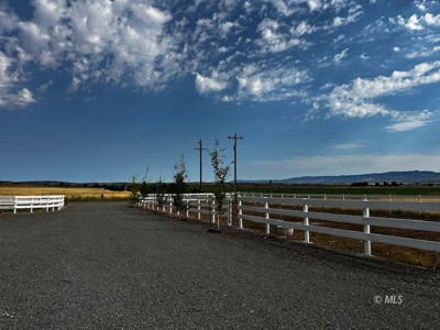 Turnkey 19.69-Acre Equestrian Estate in Modoc County - image 9