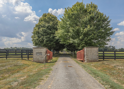 Premier equestrian estate for sale near Franklin Ky. - image 35