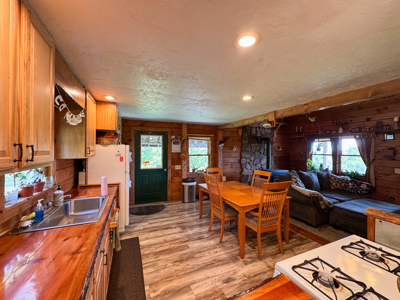 Off-Grid Log Home on 33.4 Acres - image 9