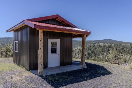 Central Oregon Coyote Butte Homestead - image 18