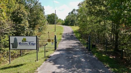 Restricted Lot in River's Edge Gated Community in Big Sandy, TN - image 3