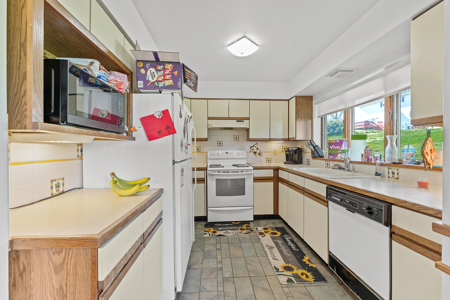 Custom home in Carter’s Subdivision, Elroy WI - image 11