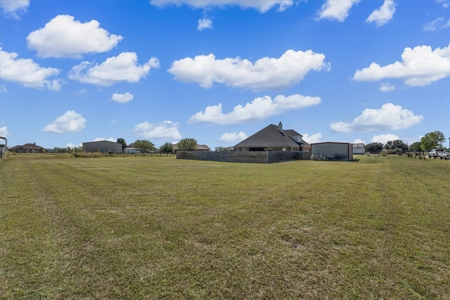 Modern 4-Bedroom Home with Workshop on One Acre in Moody ISD - image 32