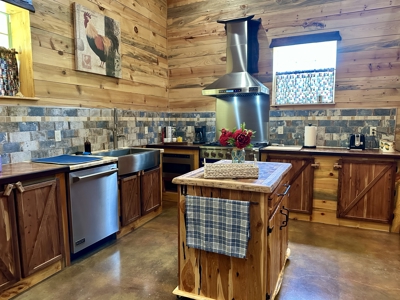 Custom Barndominium on 8 Acres Near Brownwood, Texas - image 16