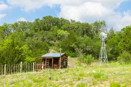 Custom Barndominium on 8 Acres Near Brownwood, Texas - image 13