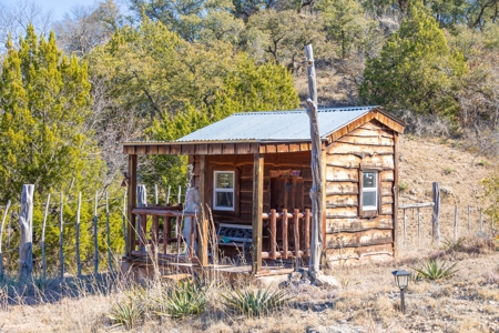 Custom Barndominium on 8 Acres Near Brownwood, Texas - image 15