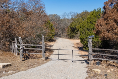 Custom Barndominium on 8 Acres Near Brownwood, Texas - image 35