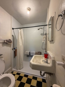 Maximum Cash Flow: Prime Five-Unit Property with Long-Term Tenant - image 5