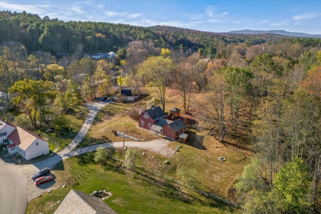 Charming Vermont Cape – Perfect Ski Getaway or Airbnb Gem! - image 3