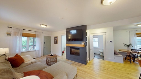 Updated 2-Bedroom Home in Sarnia, Ontario - image 2
