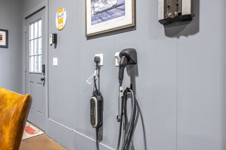 Beautiful Custom Home on 1.5 Acres with no HOA! - image 38