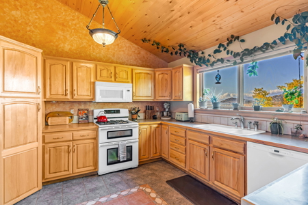 Large 2 Story Home for Sale on 35.76 Acres - image 12