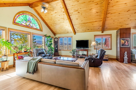 Large 2 Story Home for Sale on 35.76 Acres - image 7