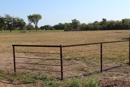 10 Acres with New Perimeter Fencing and Pipe Entrance - image 3