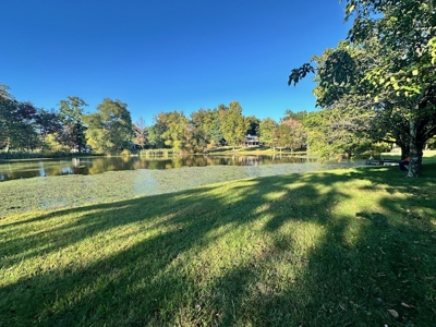 Beautiful Lakefront 3-bedroom 2.5-bath brick home. - image 7