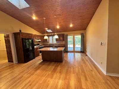 Beautiful Lakefront 3-bedroom 2.5-bath brick home. - image 11