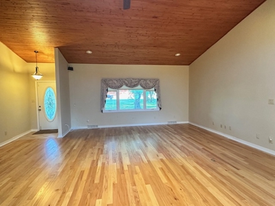 Beautiful Lakefront 3-bedroom 2.5-bath brick home. - image 12