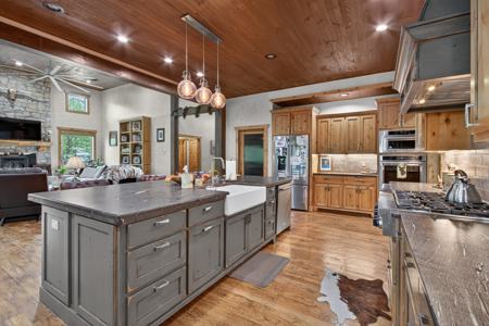 Pryor, Oklahoma Luxury Lake Home For Sale - image 16