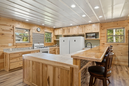 Custom-Built Homestead on Unrestricted Acreage in Fentress County - image 8