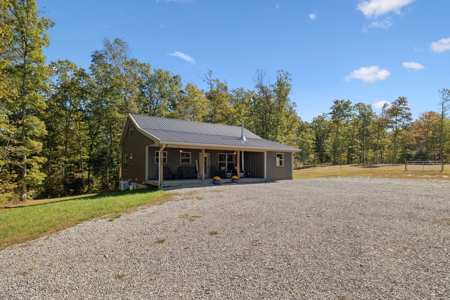 Custom-Built Homestead on Unrestricted Acreage in Fentress County - image 1