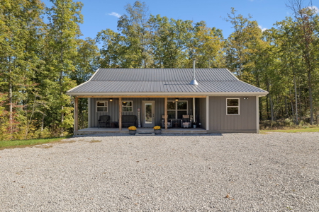 Custom-Built Homestead on Unrestricted Acreage in Fentress County - image 2
