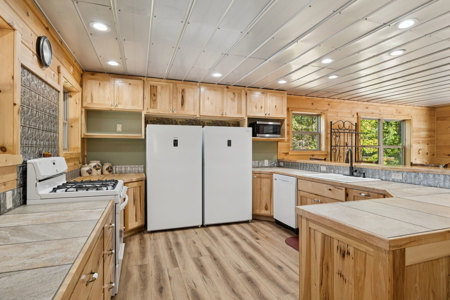 Custom-Built Homestead on Unrestricted Acreage in Fentress County - image 9