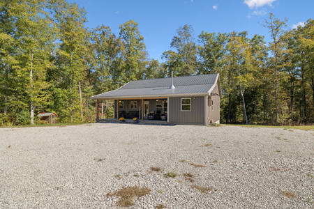 Custom-Built Homestead on Unrestricted Acreage in Fentress County - image 3