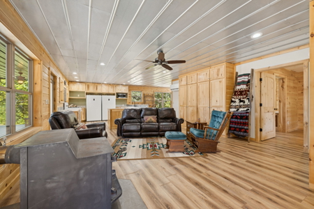 Custom-Built Homestead on Unrestricted Acreage in Fentress County - image 6