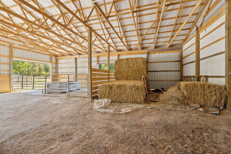 Custom-Built Homestead on Unrestricted Acreage in Fentress County - image 28
