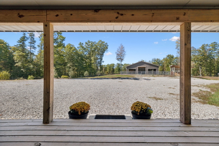 Custom-Built Homestead on Unrestricted Acreage in Fentress County - image 4
