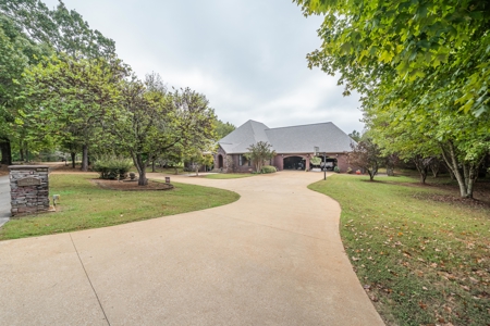 Luxury 4BR Ripley Home with Custom Kitchen & Game Room - image 3