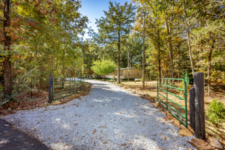 Ozarks 3 Bed/2 Bath Lake Life Retreat On A Small Acreage - image 19