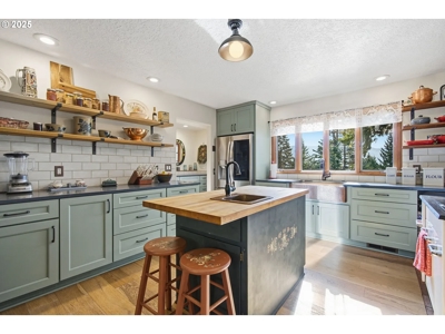 River and Mountain View Home in Stevenson, Washington - image 6