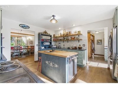 River and Mountain View Home in Stevenson, Washington - image 11