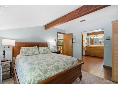 River and Mountain View Home in Stevenson, Washington - image 3