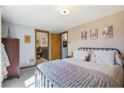 River and Mountain View Home in Stevenson, Washington - image 25