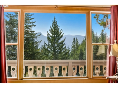 River and Mountain View Home in Stevenson, Washington - image 1