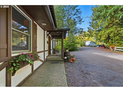 River and Mountain View Home in Stevenson, Washington - image 5
