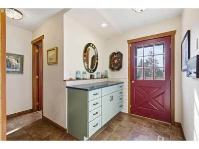 River and Mountain View Home in Stevenson, Washington - image 4