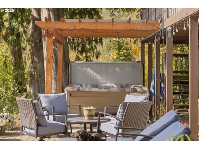 River and Mountain View Home in Stevenson, Washington - image 34