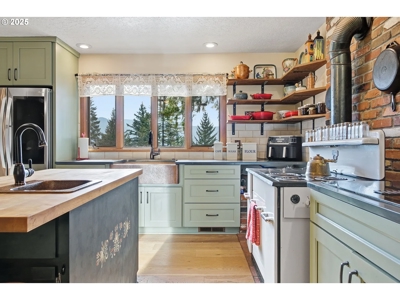 River and Mountain View Home in Stevenson, Washington - image 14