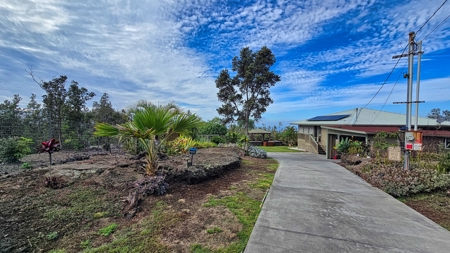 2BR/2BA Hawaii home with dog kennel business, mature landscaping - image 11