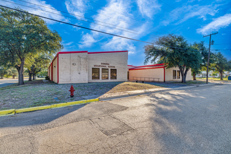 Discover a versatile commercial property with endless potential! - image 1