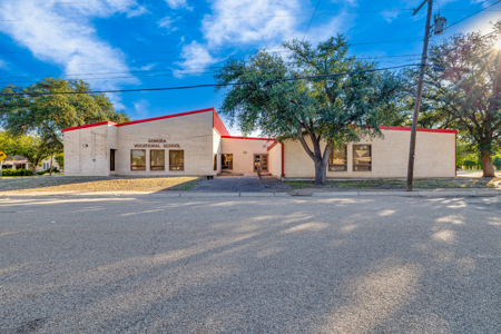 Discover a versatile commercial property with endless potential! - image 2