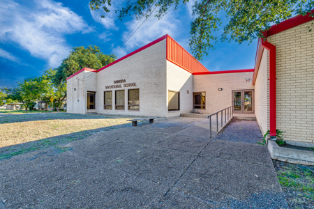 Discover a versatile commercial property with endless potential! - image 3