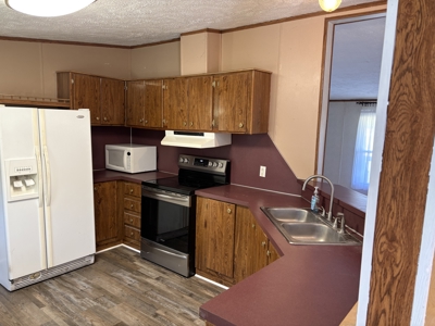 Room to Roam! Home + Shops on 1.55 Acres - image 17