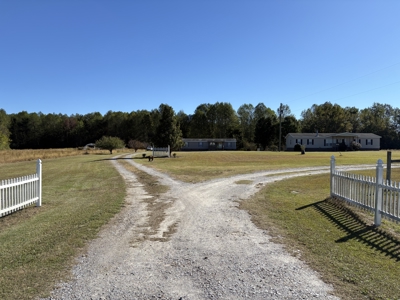 Room to Roam! Home + Shops on 1.55 Acres - image 4