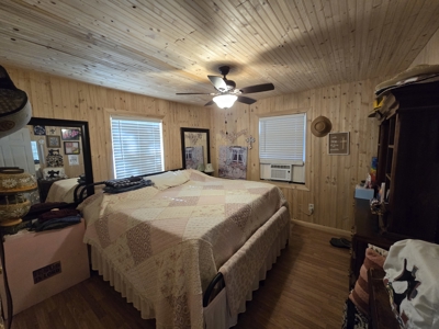 Country Home at the Base of "The Worlds Tallest Hill" - image 18